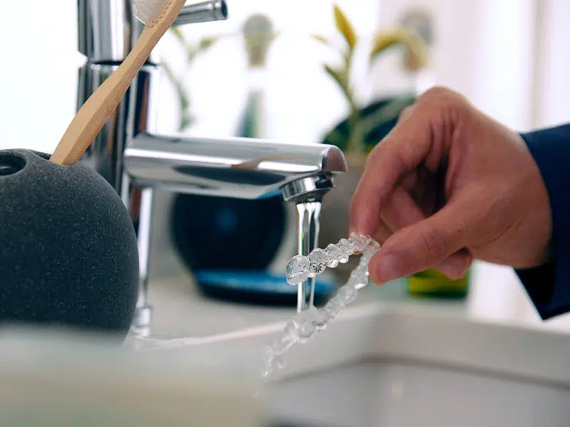 隱適美新手初上路，隱形牙套怎麼清？牙套的配戴與清潔技巧